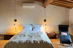 Katil atau katil-katil dalam bilik di Tuscan Villa With Pool Near Florence +32 gambar