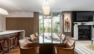 Ruang duduk di Modern Alpine Elegance in Park City