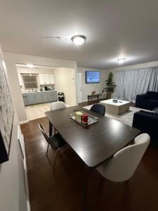 Η κουζίνα ή μικρή κουζίνα στο Charming Large 3 beds-2 bath Newark EWR NYC