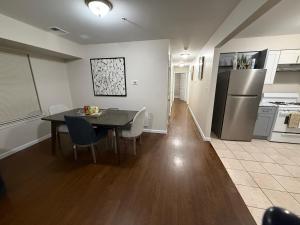 Η κουζίνα ή μικρή κουζίνα στο Charming Large 3 beds-2 bath Newark EWR NYC