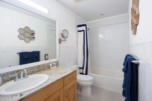 Bilik mandi di Natty's Cove Your Cozy Escape Steps to the Beach +14 gambar