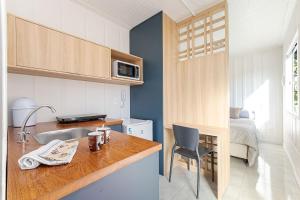 a kitchen with a sink and a counter top at Vila UMI - Capão da Imbuia | Sustentabilidade e Conforto in Curitiba