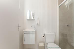 a white bathroom with a toilet and a shower at Vila UMI - Capão da Imbuia | Sustentabilidade e Conforto in Curitiba +85 photos
