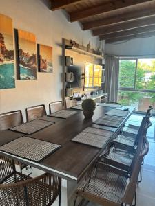 uma sala de jantar com uma grande mesa de madeira e cadeiras em Departamento Amplio a cercanías del Rio em Posadas