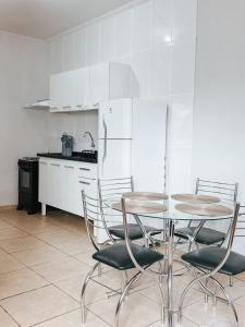 a kitchen with a table and chairs in a room at Apto Térreo Ótima localização Com AC in Três Lagoas