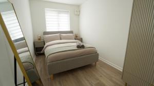 Giường trong phòng chung tại The Sanctuary