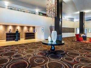 a lobby with a waiting area with a reception desk at Novotel Rotorua Lakeside in Rotorua +119 photos