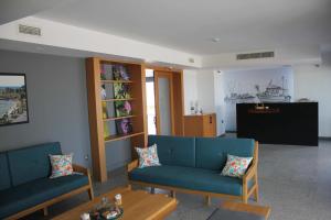 een woonkamer met twee blauwe banken en een tafel bij Port Marina Hotel in Karatas +30 foto's