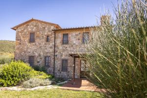 an old stone house in the middle of a garden at Agriturismo Melodie Toscane Sorano in Sorano