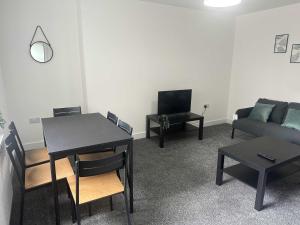 ハートルプールにあるThe York Houseのテーブルとソファのあるリビングルーム