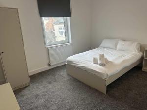 ハートルプールにあるThe York Houseの窓のある部屋にある白いベッド