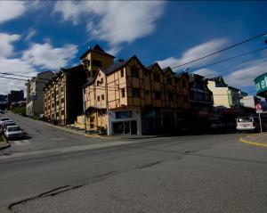 eine leere Straße mit einem Gebäude an der Ecke in der Unterkunft Hotel Villa Brescia in Ushuaia