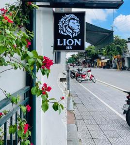 Thôn Lại ThêにあるLion Homestay Huếの通りの脇にあるライオンレストランの看板