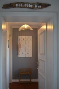 ein Flur mit einer Leuchte über einer Tür in der Unterkunft Hardesweg 63 Nr 3 in Boldixum