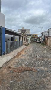 サン・ガブリエウにあるCantinho Vô Adilの建物の並ぶ町の空き道