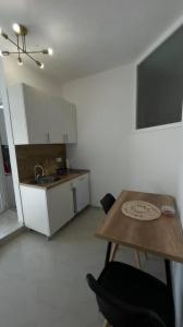 une petite cuisine avec une table et un évier dans l'établissement Apartament EVGENIJA, à Struga