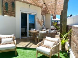 patio con sillas, mesa y comedor en Ti Cocoon by Ti Pêcheurs Vue océan, en Petite Île 4 fotos más