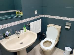 Ένα μπάνιο στο Experience Comfort in a Modern Apartment