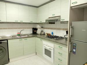 Η κουζίνα ή μικρή κουζίνα στο Experience Comfort in a Modern Apartment +28 φωτογραφίες