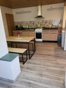 Kuchyň nebo kuchyňský kout v ubytování Ferienhaus Meisennest Bischof 97633 Sulzfeld-Leinach