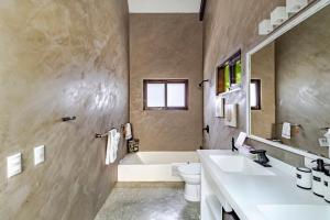 Un baño con bañera, inodoro y lavabo. en VIP La Lora Beach Villa best family home, en Santa Teresa Beach 44 fotos más