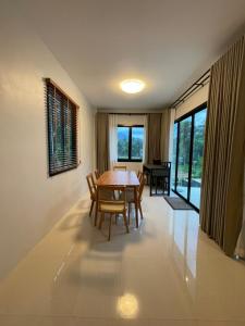 Un comedor con mesa y sillas en Phangan Bliss, en Wok Tum