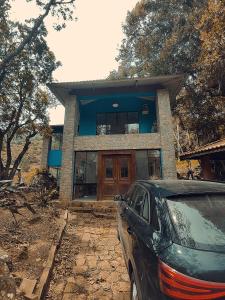 a car parked in front of a house at A casa da Floresta in Florianópolis +3 photos