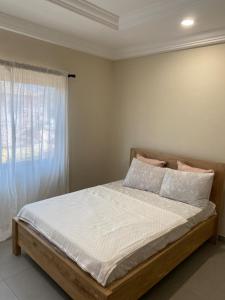 Φωτογραφία από το άλμπουμ του Newly built 2-BR apt with free unlimited Wi-Fi σε Haatso