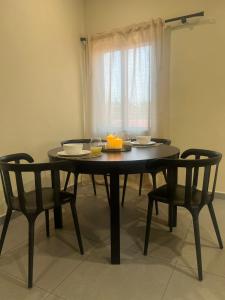 Φωτογραφία από το άλμπουμ του Newly built 2-BR apt with free unlimited Wi-Fi σε Haatso