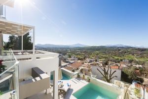 Fotografie z fotogalerie ubytování Three Moirai Villa - with 2 Heated Pools v destinaci Arménoi