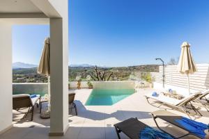Fotografie z fotogalerie ubytování Three Moirai Villa - with 2 Heated Pools v destinaci Arménoi