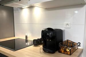 ローニュにあるKAALA STAYS - Group friendly apt Disney and Paris with Free Parkingのカウンターの上に置かれたコーヒーメーカー
