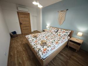 a bedroom with a bed with two speakers on it at Karkonoskim Szlakiem in Kamienna Góra