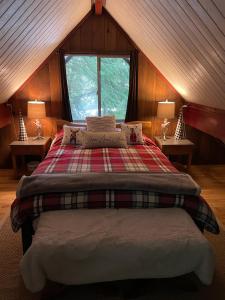 Postel nebo postele na pokoji v ubytování Nisqually Nest at Mount Rainier