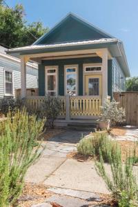 ein kleines Haus mit einer Veranda und einem Zaun in der Unterkunft Sunflower Cottage Downtown in Baptist Hospital Heliport