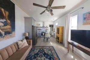 ein Wohnzimmer mit Couch und Flachbildfernseher in der Unterkunft Sunflower Cottage Downtown in Baptist Hospital Heliport