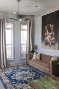 ein Wohnzimmer mit einer Couch und einem Gemälde an der Wand in der Unterkunft Sunflower Cottage Downtown in Baptist Hospital Heliport + 19 Fotos