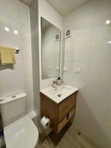 Ένα μπάνιο στο Moderno departamento en Las Condes