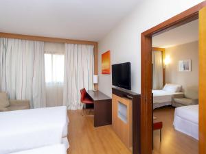 Una habitación de hotel con dos camas y un televisor de pantalla plana. en Novotel Campo Grande, en Campo Grande 72 fotos más