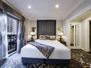 ein Schlafzimmer mit einem großen Bett und einem Fenster in der Unterkunft The Sebel Melbourne Flinders Lane in Melbourne