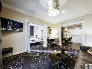- un salon avec un lit et une chambre avec un canapé dans l'établissement The Sebel Melbourne Flinders Lane, à Melbourne