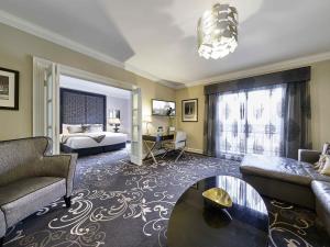 un salon avec un canapé et un lit dans l'établissement The Sebel Melbourne Flinders Lane, à Melbourne