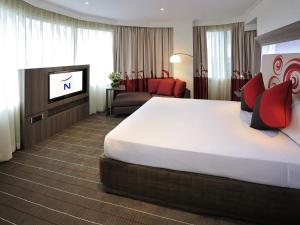 TV a/nebo společenská místnost v ubytování Novotel Melbourne Glen Waverley