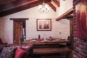 Pine Ridge Retreat في Tahoe Village: غرفة معيشة مع طاولة خشبية في جدار من الطوب