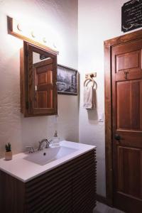 Pine Ridge Retreat في Tahoe Village: حمام مع حوض ومرآة وباب