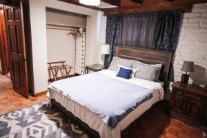 Pine Ridge Retreat في Tahoe Village: غرفة نوم بسرير أبيض كبير مع وسائد زرقاء