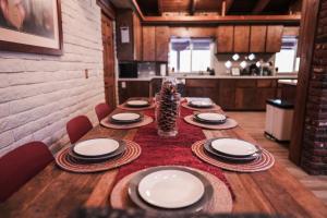 Pine Ridge Retreat في Tahoe Village: طاولة خشبية عليها كراسي وصحون +24 صورة