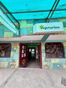 クスコにあるCocaRunaWasiの看板のある建物の入り口