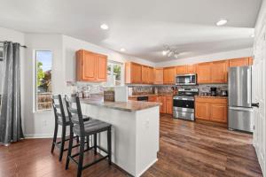 Η κουζίνα ή μικρή κουζίνα στο Spacious SIX Bedroom, Great Location