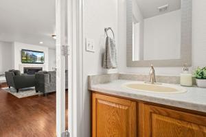 Μια τηλεόραση ή/και κέντρο ψυχαγωγίας στο Spacious SIX Bedroom, Great Location +32 φωτογραφίες